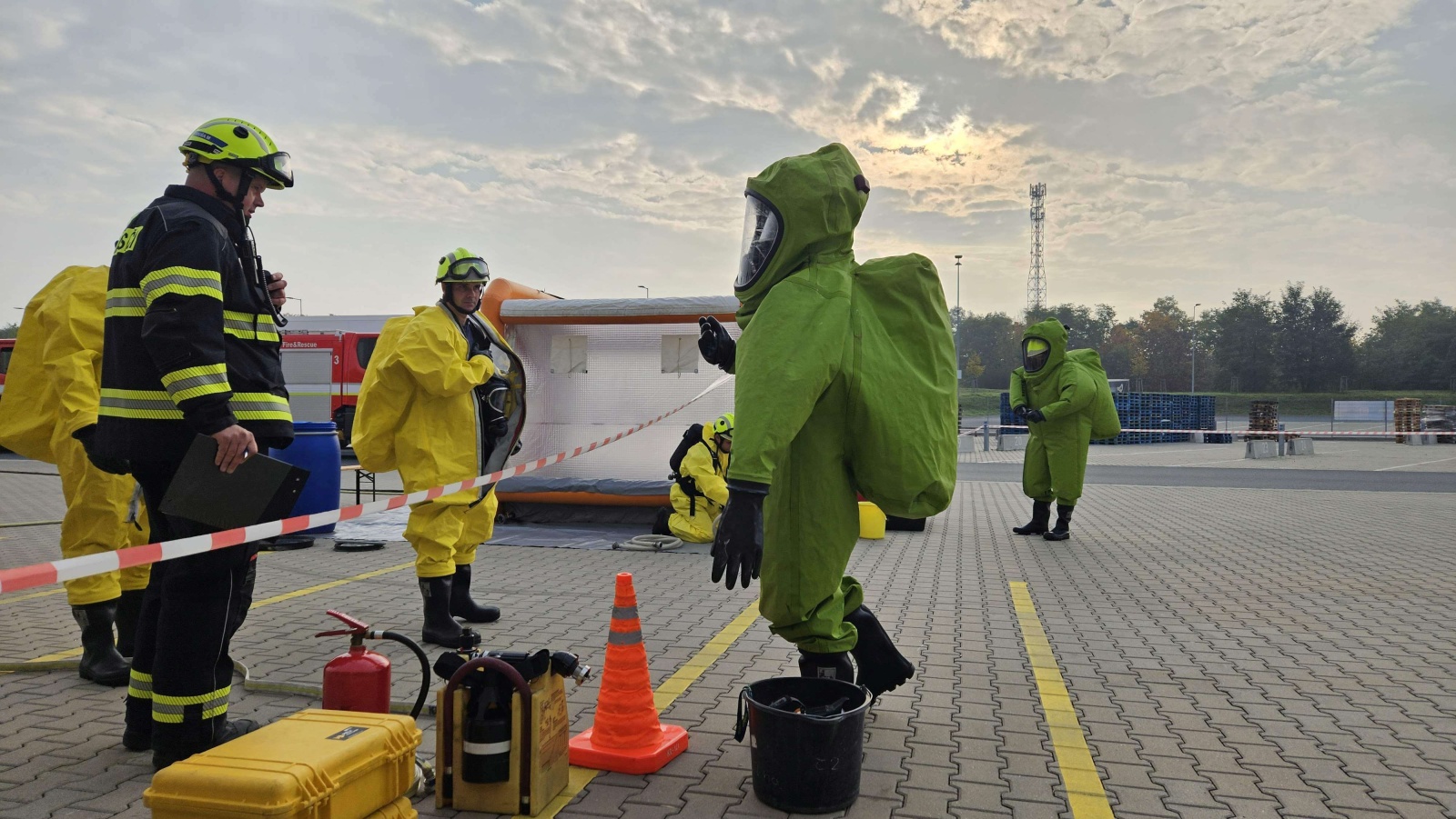 006-Prověřovací cvičení zaměřené na únik čpavku v distribučním centru v Kozomíně na Mělnicku.jpg