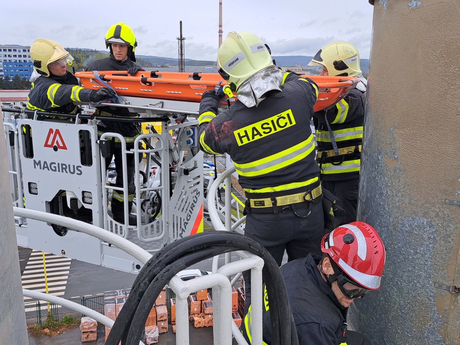 006-Prověřovací cvičení zaměřené na záchranu osoby z výšky v příbramské cementárně.jpg