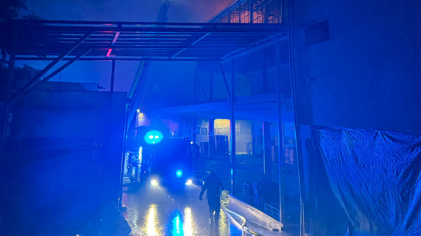 006-Rozsáhlý požár pekárny v Beouně likvidovaný ve třetím poplachovém stupni.png