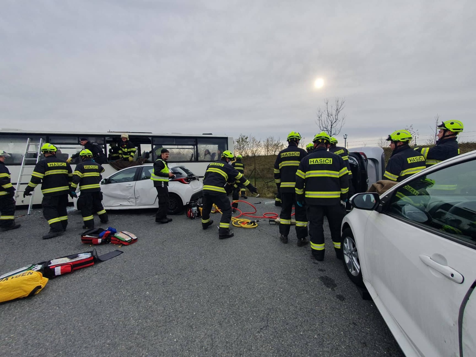 006-Taktické cvičení IZS na Kolínsku - hromadná dopravní nehoda.jpg