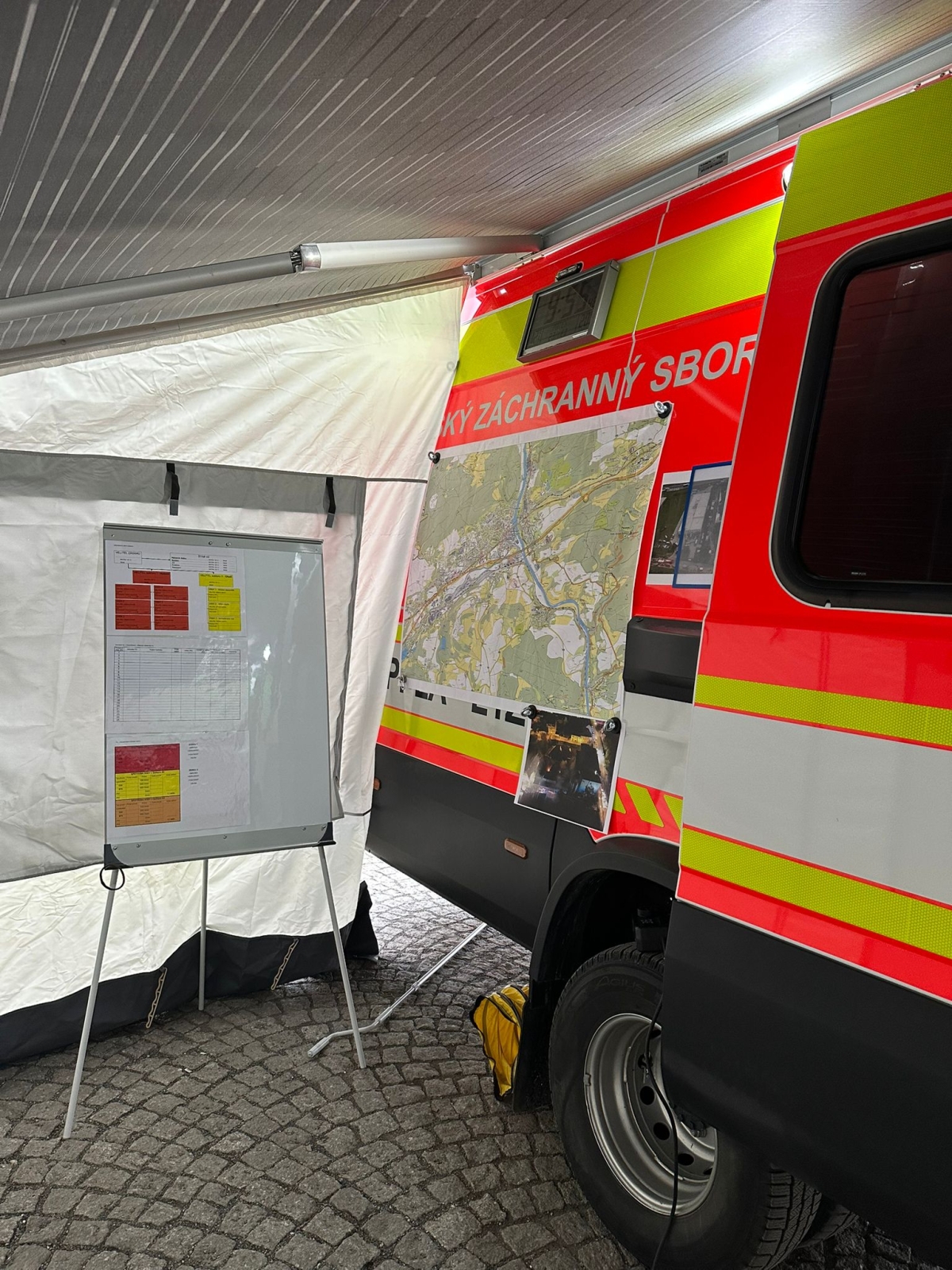 006-Ukázka nové hasičské techniky před berounskou radnicí.jpeg