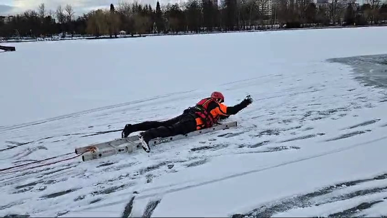 006-Výcvik příbramských hasičů zaměřený na záchranu osoby z ledu.jpeg