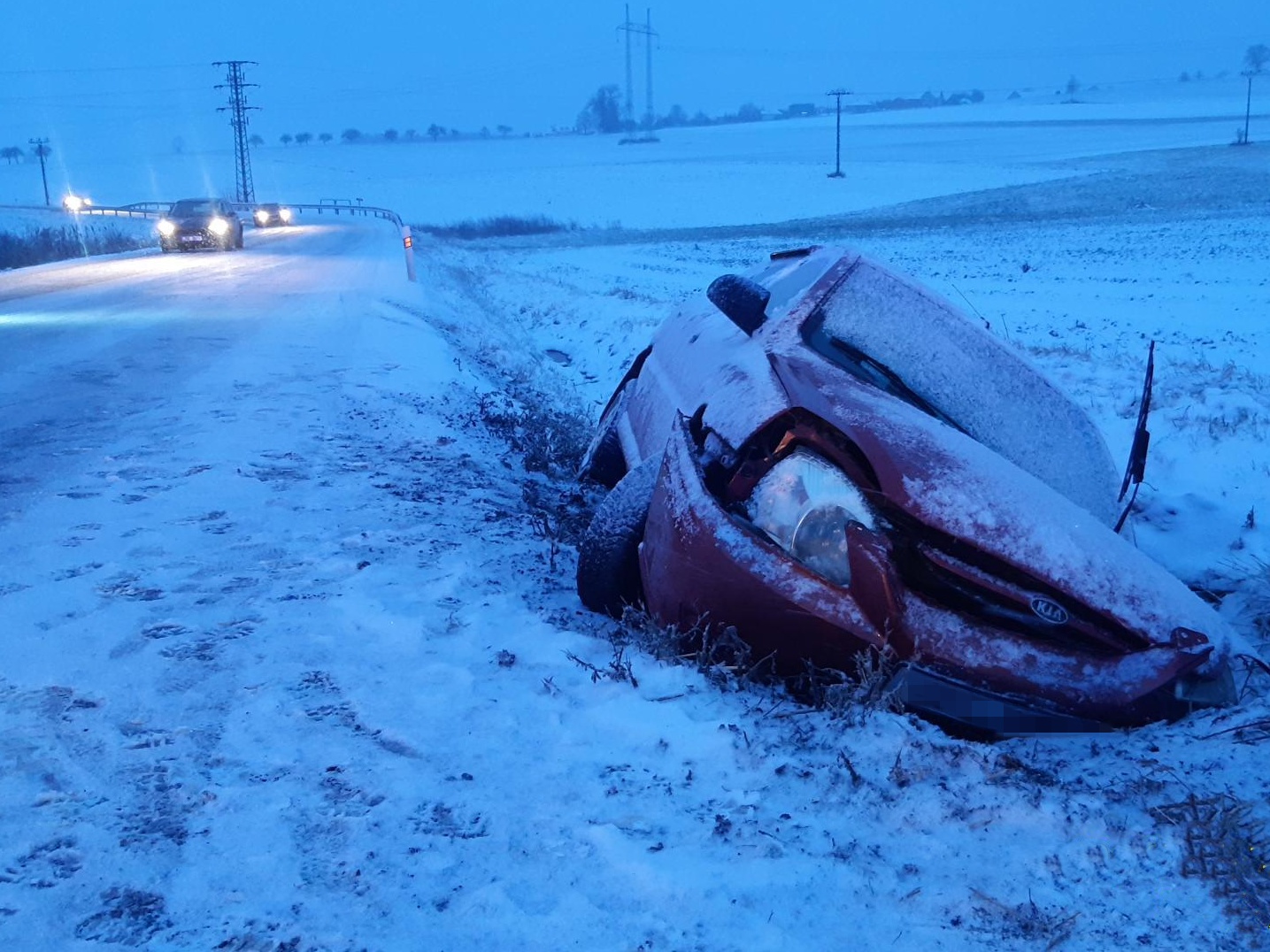 006 - osobní automobil skončil mimo komunikaci.jpg