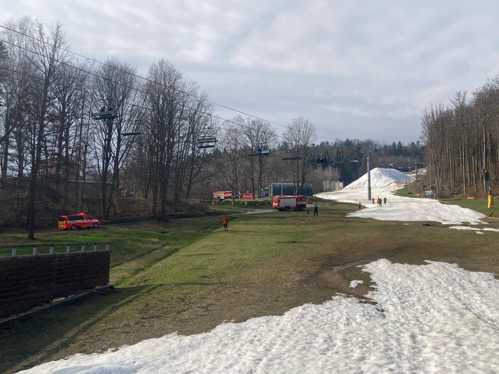 007-Nácvik záchrany osob z lanovky na Monínci.jpg