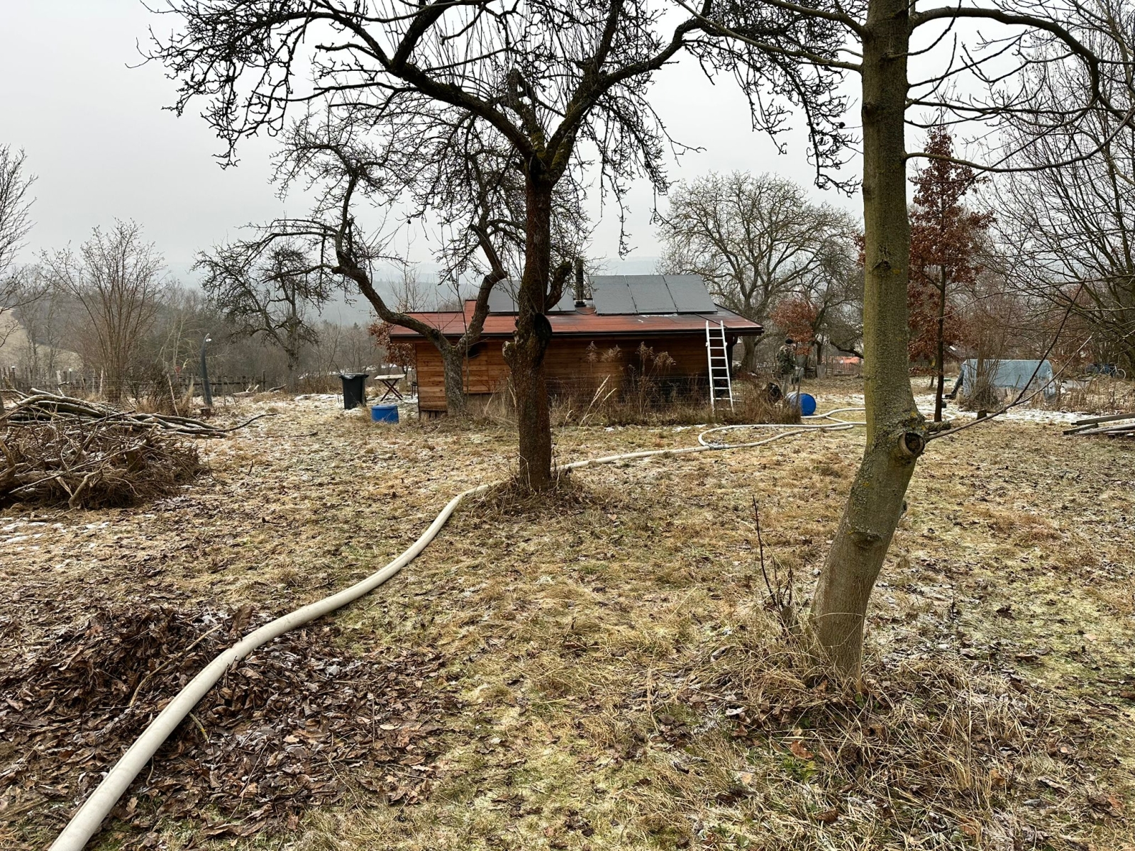 007-Požár dřevěné chaty v obci Kostelní Střimelice na Říčansku.jpeg