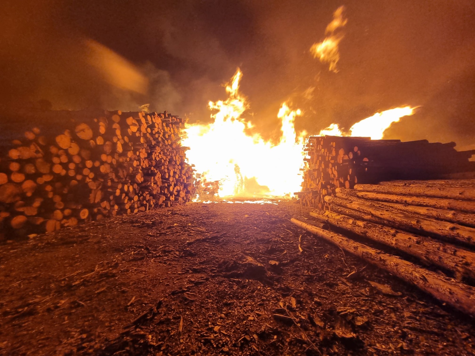 007-Požár hromady uskladněného dřeva v bývalém areálu Poldi Kladno.jpeg
