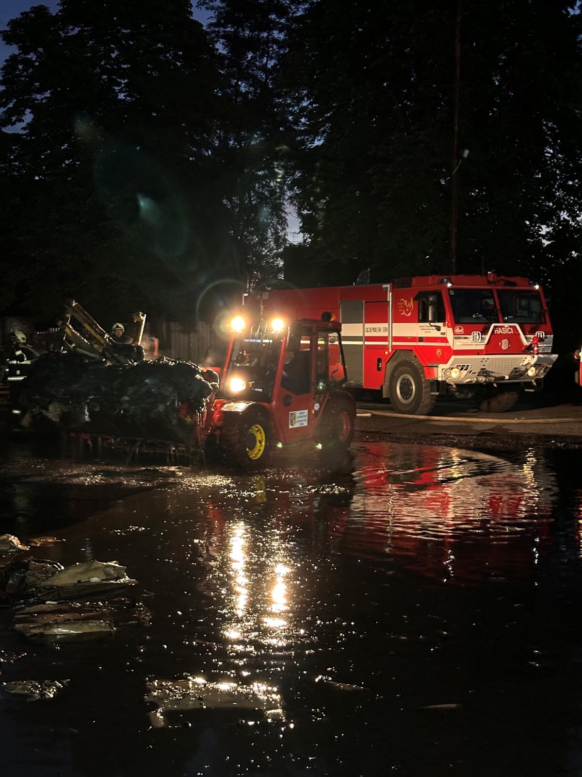 007-Požár skladovací haly v Brandýse nad Labem likvidovaný ve třetím poplachovém stupni.jpg