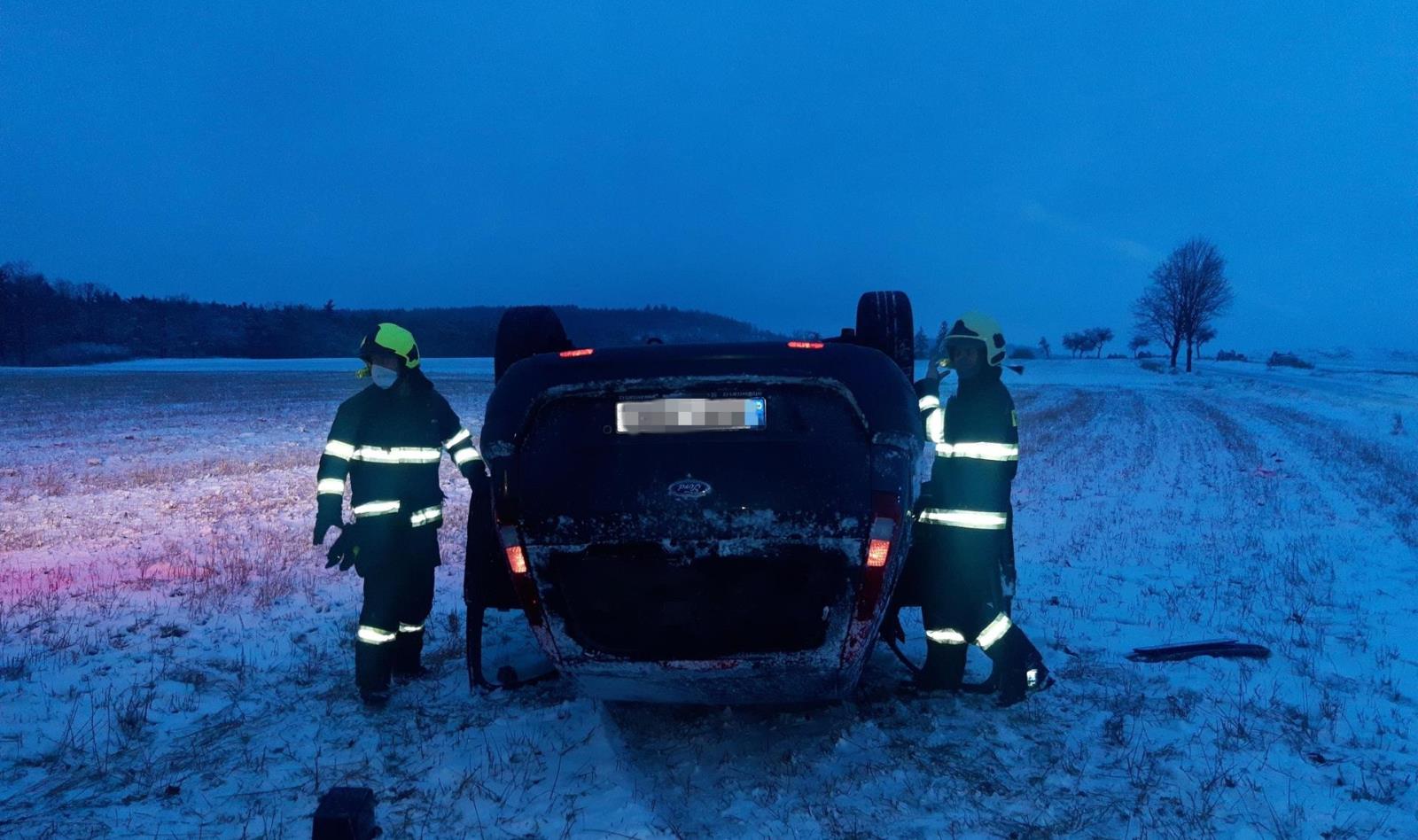 007 - vozidlo skončilo mimo komunikaci na střeše.jpg