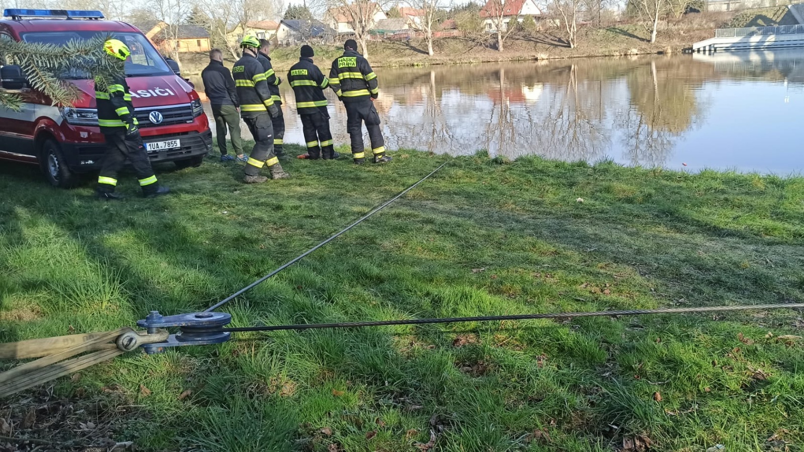 008-Osobní automobil v plavebním kanálu v Lužci nad Vltavou.jpg
