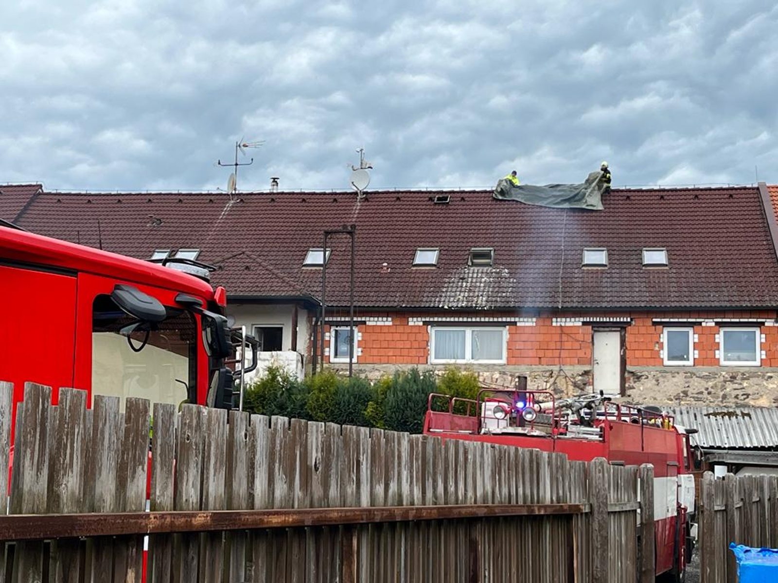 008-Požár půdního prostoru na bývalém statku v Trhových Dušníkách.jpeg