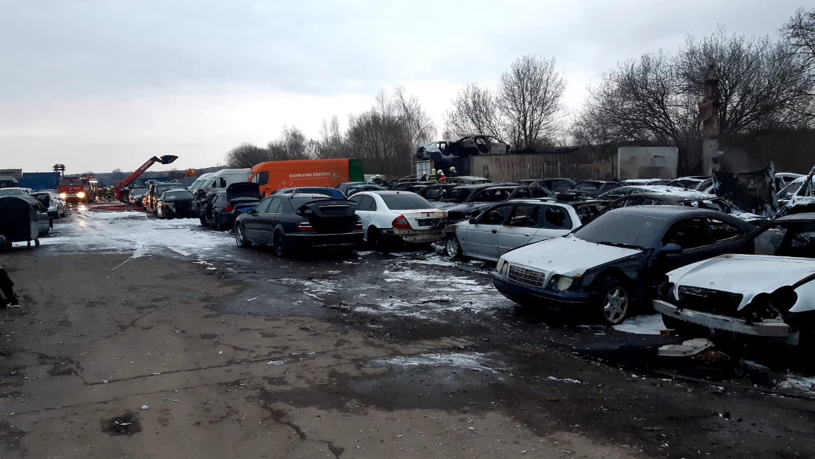 008-Požárem zasažené vraky aut a nakladač majitele areálu.jpg