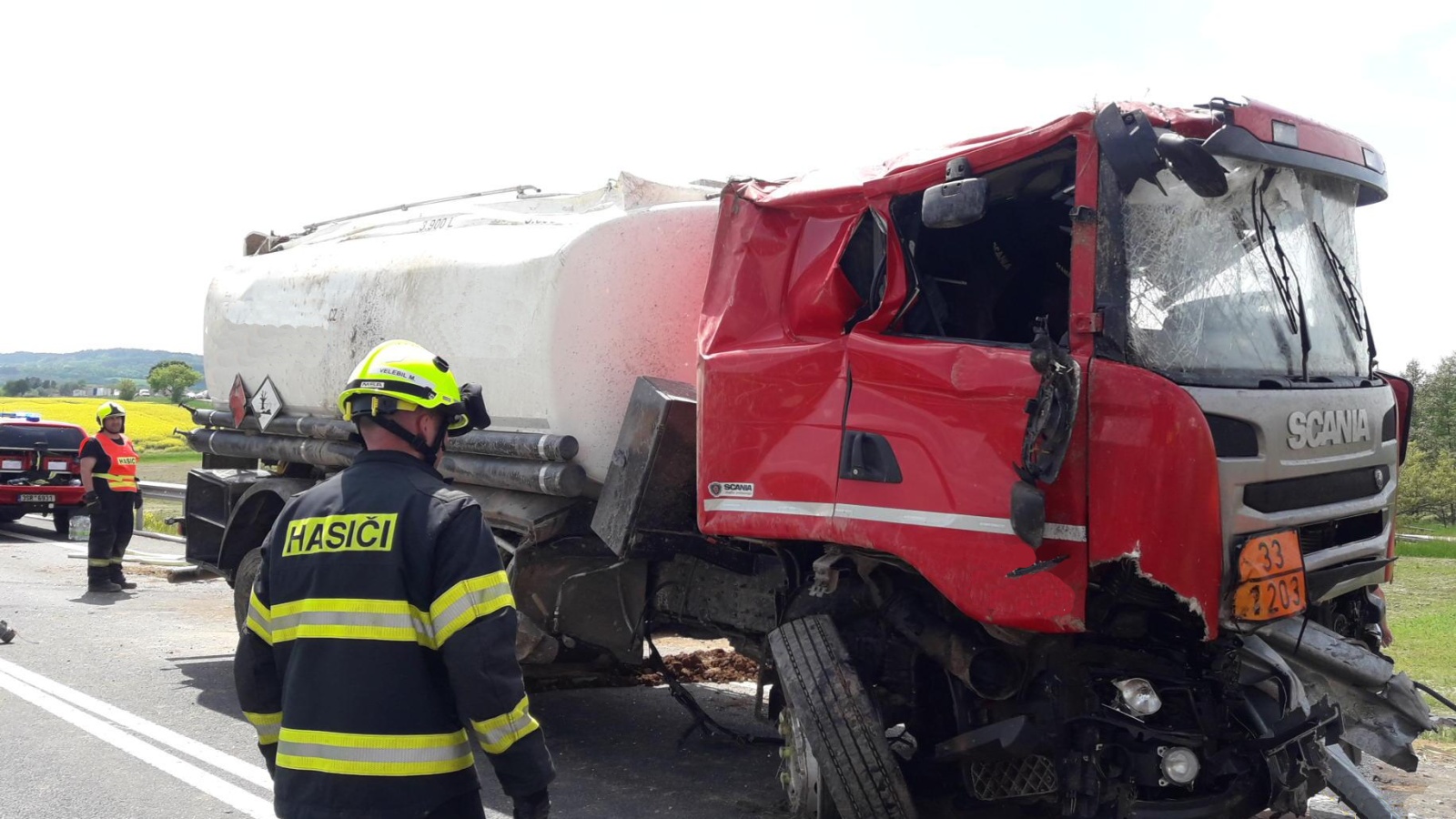 008-Převrácená cisterna s benzínem u Olbramovic.jpg