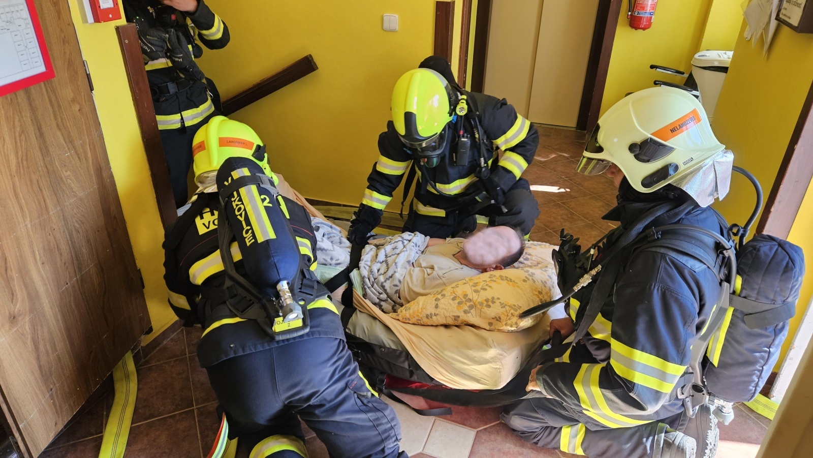 008-Taktické cvičení v domově seniorů ve Všestudech na Mělnicku.jpg
