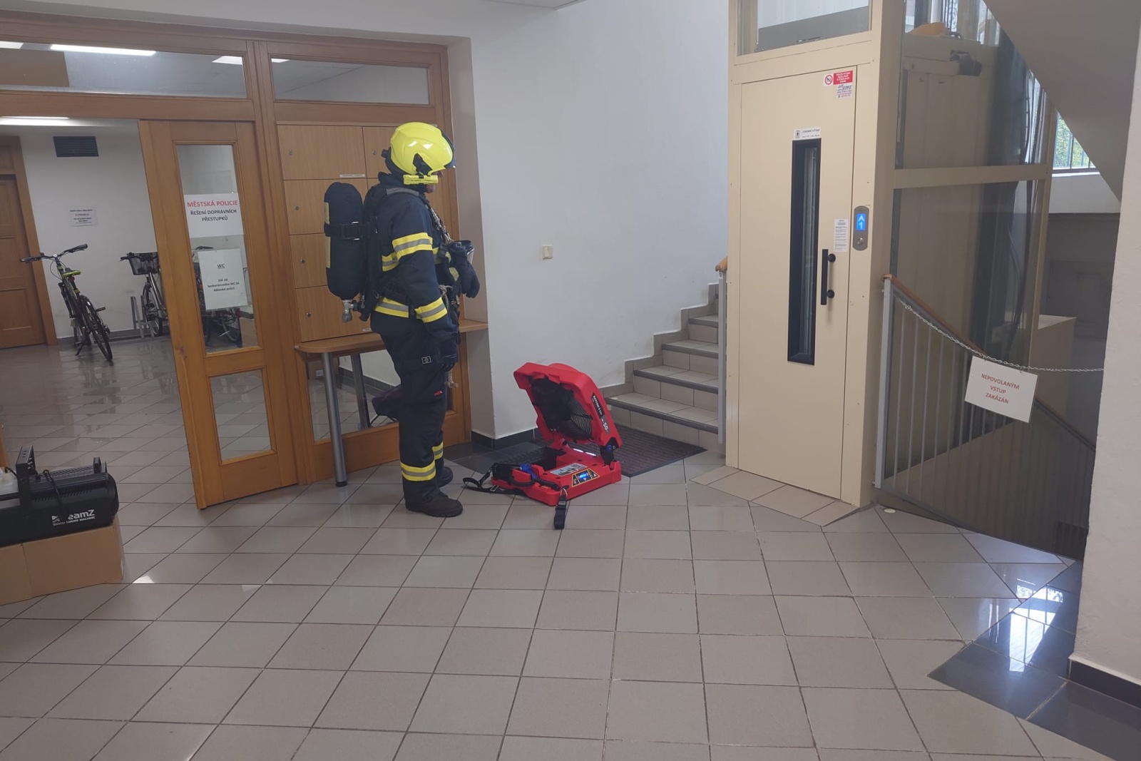 009-Cvičný požár na neratovickém městském uřadu v Kojetické ulici.jpeg