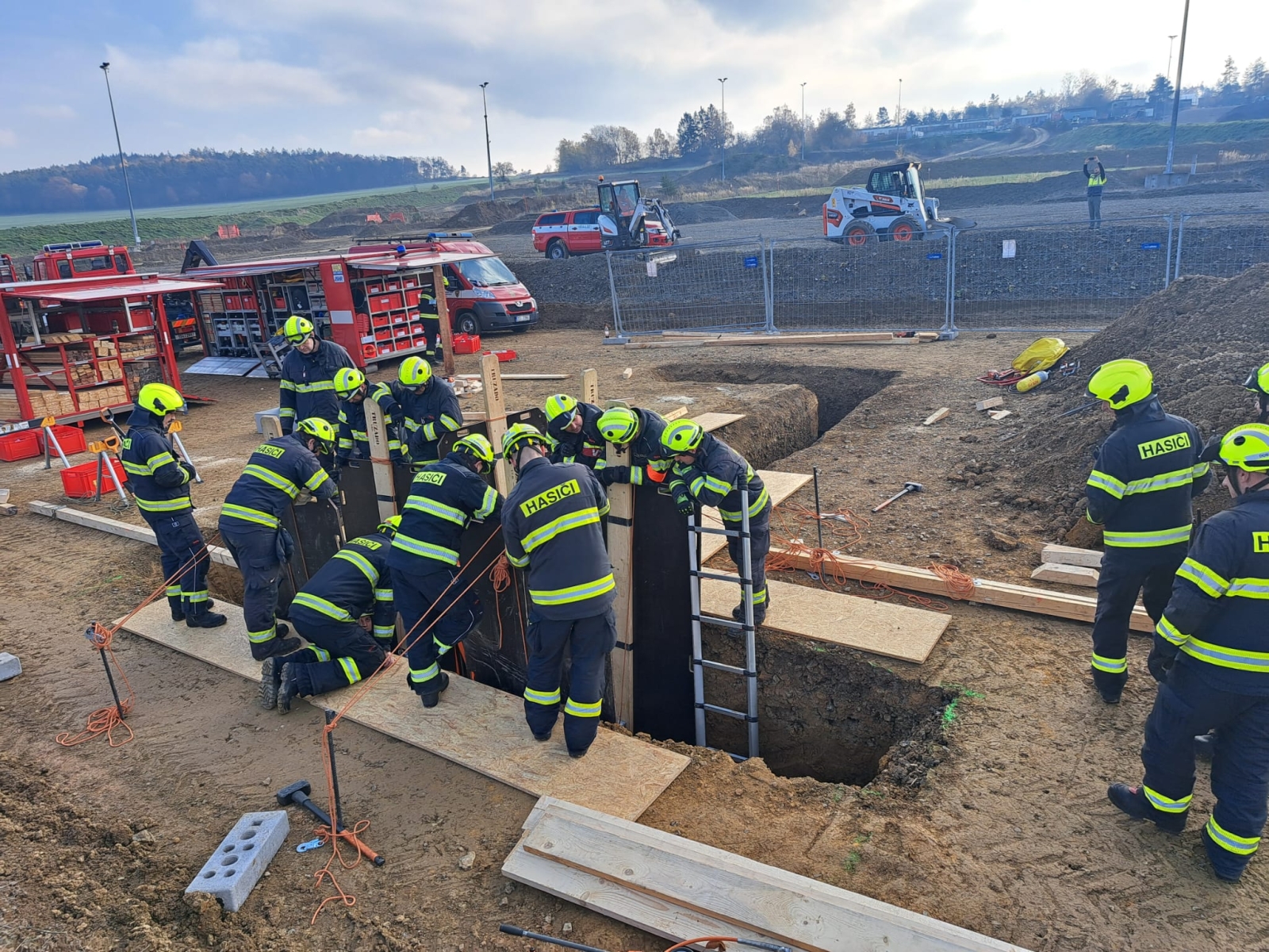 009-Nácvik pažení výkopů na územním odboru Příbram.jpeg