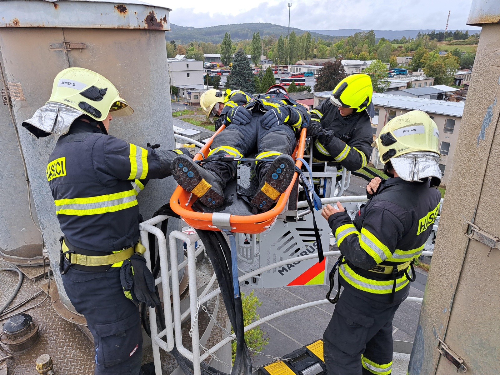 009-Prověřovací cvičení zaměřené na záchranu osoby z výšky v příbramské cementárně.jpg
