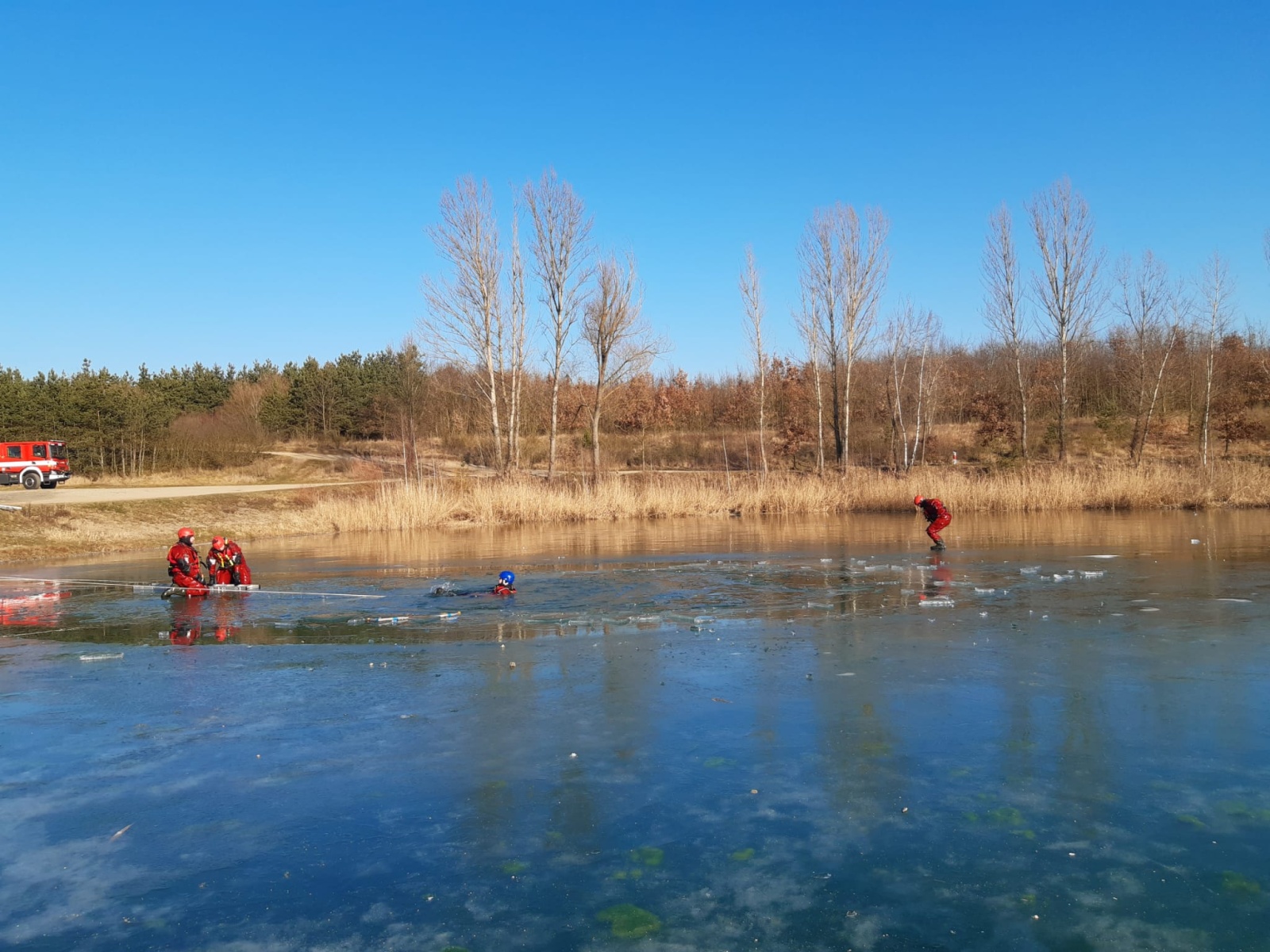 009-Výcvik kralupských a neratovických hasičů na zamrzlém jezeře Vojkovice.jpg