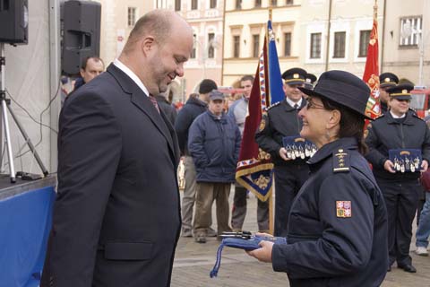 Ministr vnitra Martin Pecina předává klíče od nové techniky
