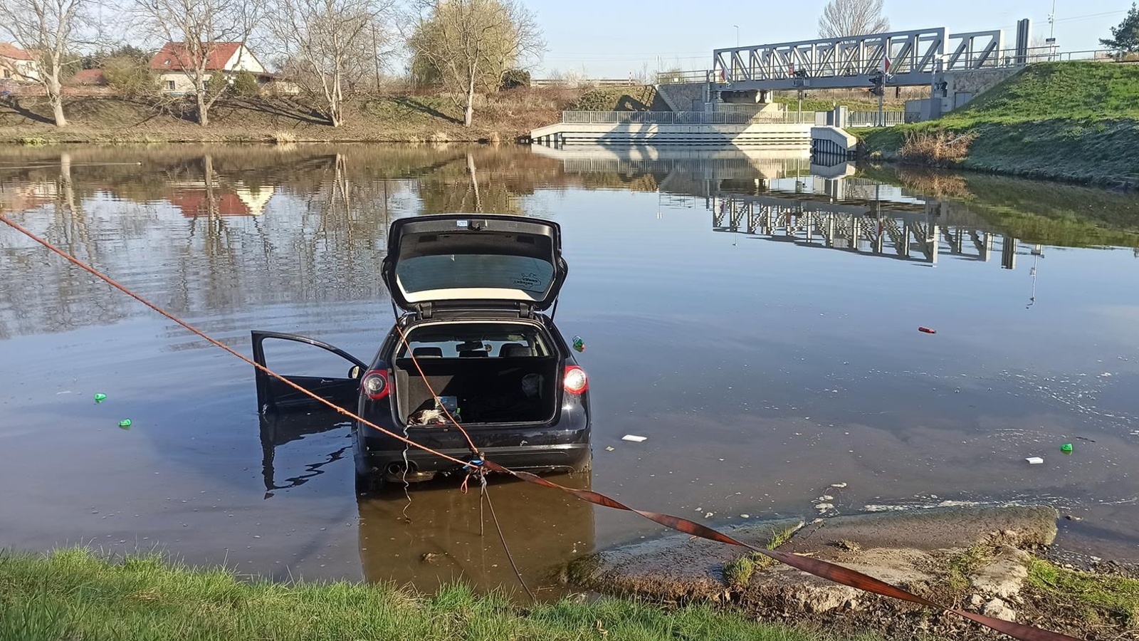 010-Osobní automobil v plavebním kanálu v Lužci nad Vltavou.jpg