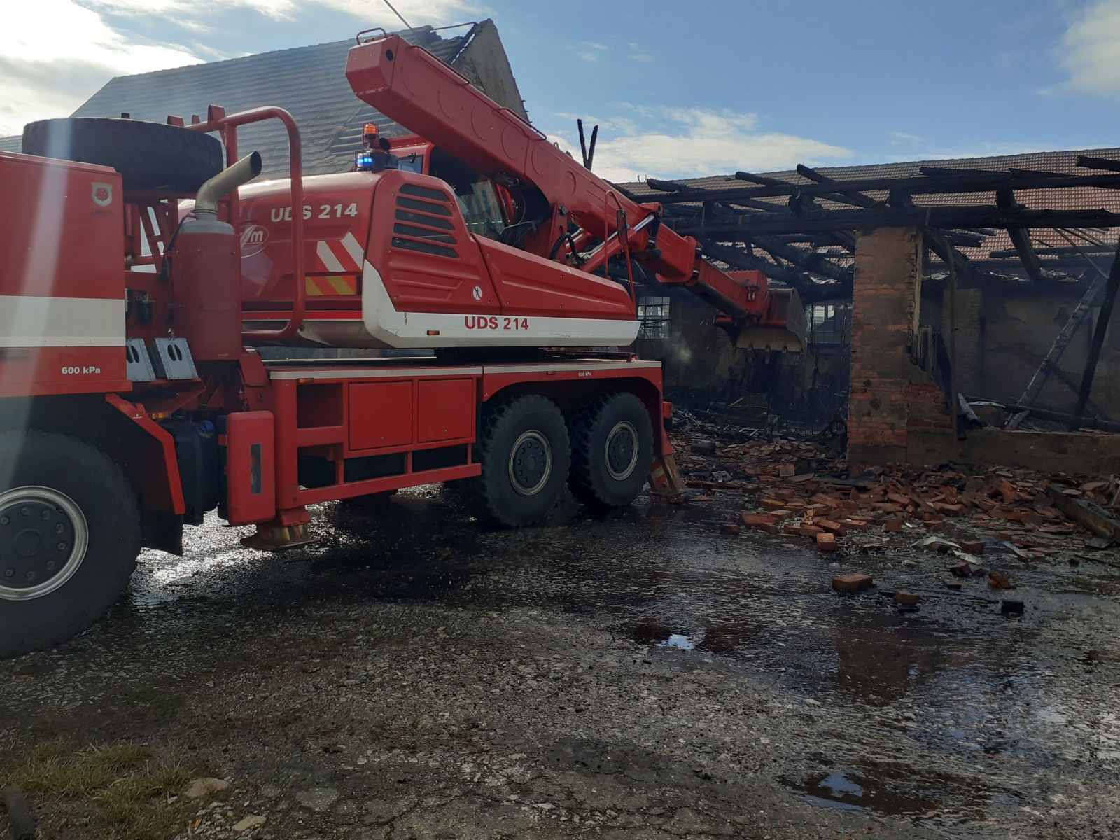 010-Požár výrobny pyrotechniky v obci Praskolesy na Berounsku.jpg
