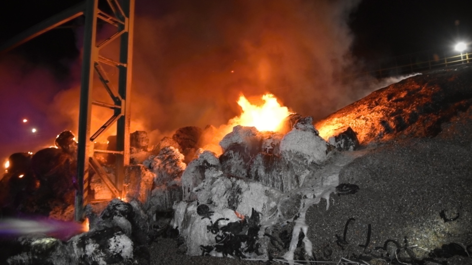 010-Požárem zasažená část odpadu.JPG