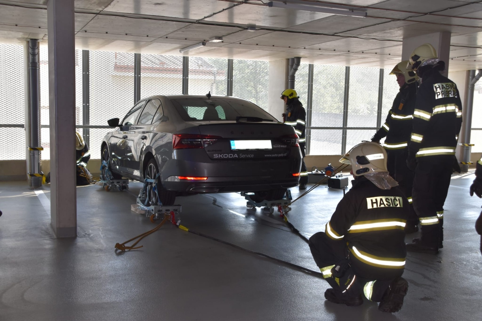 010-Prověřovací cvičení zaměřené na požár elektromobilu v příbramském parkovacím domě.jpeg