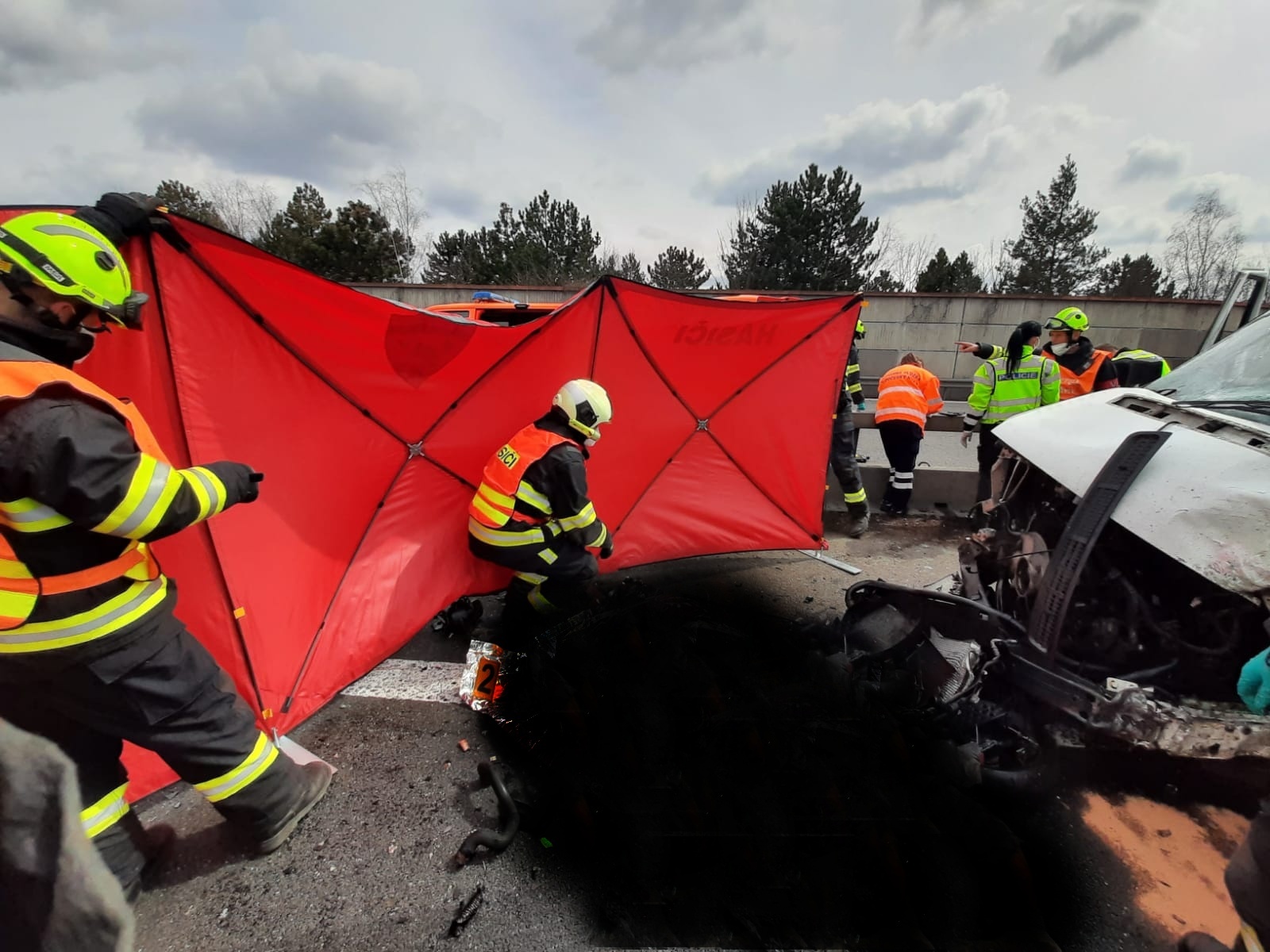 010-Složky IZS u tragické nehody na dálnici D5.jpg