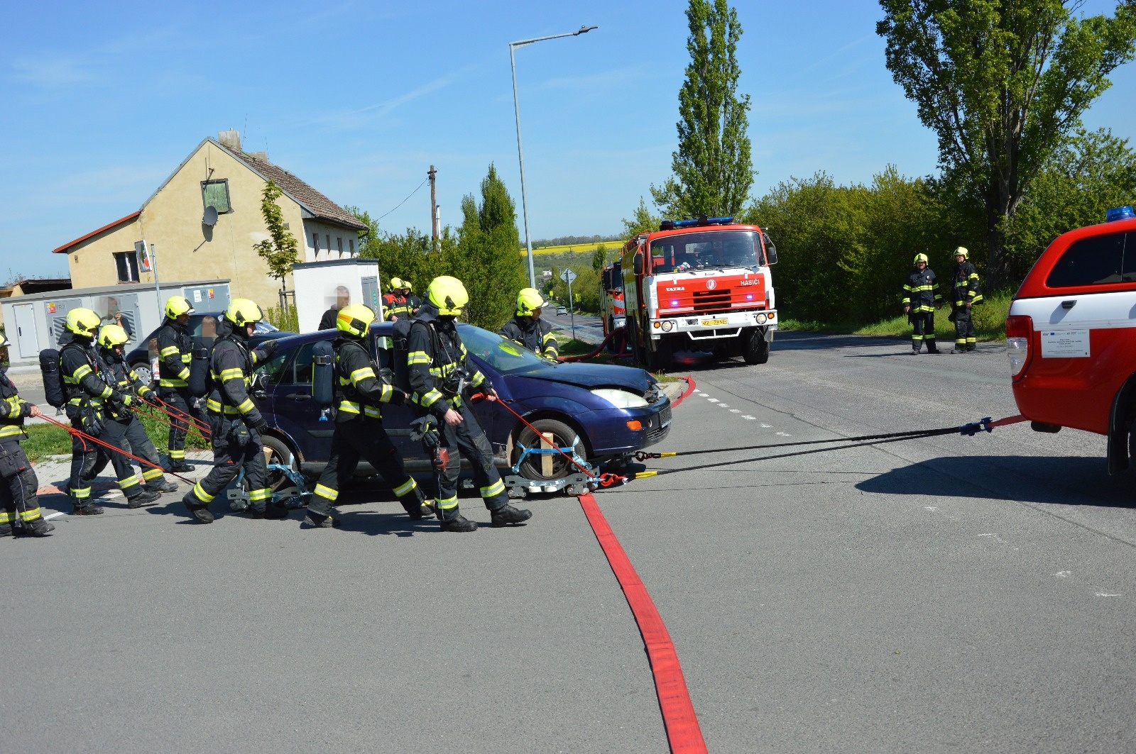 010-prověřovací cvičení požár elektromobilu Horoměřice.jpg