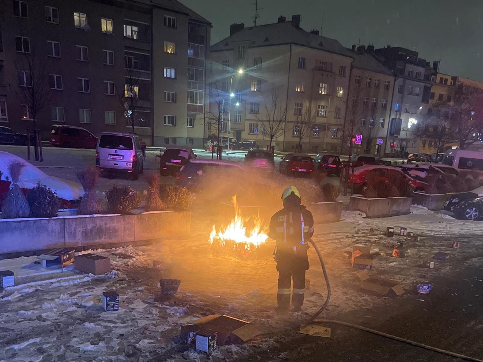 010126-Novoroční požár krabic od pyrotechniky na náměstí Republiky v Mladé Boleslavi.jpg