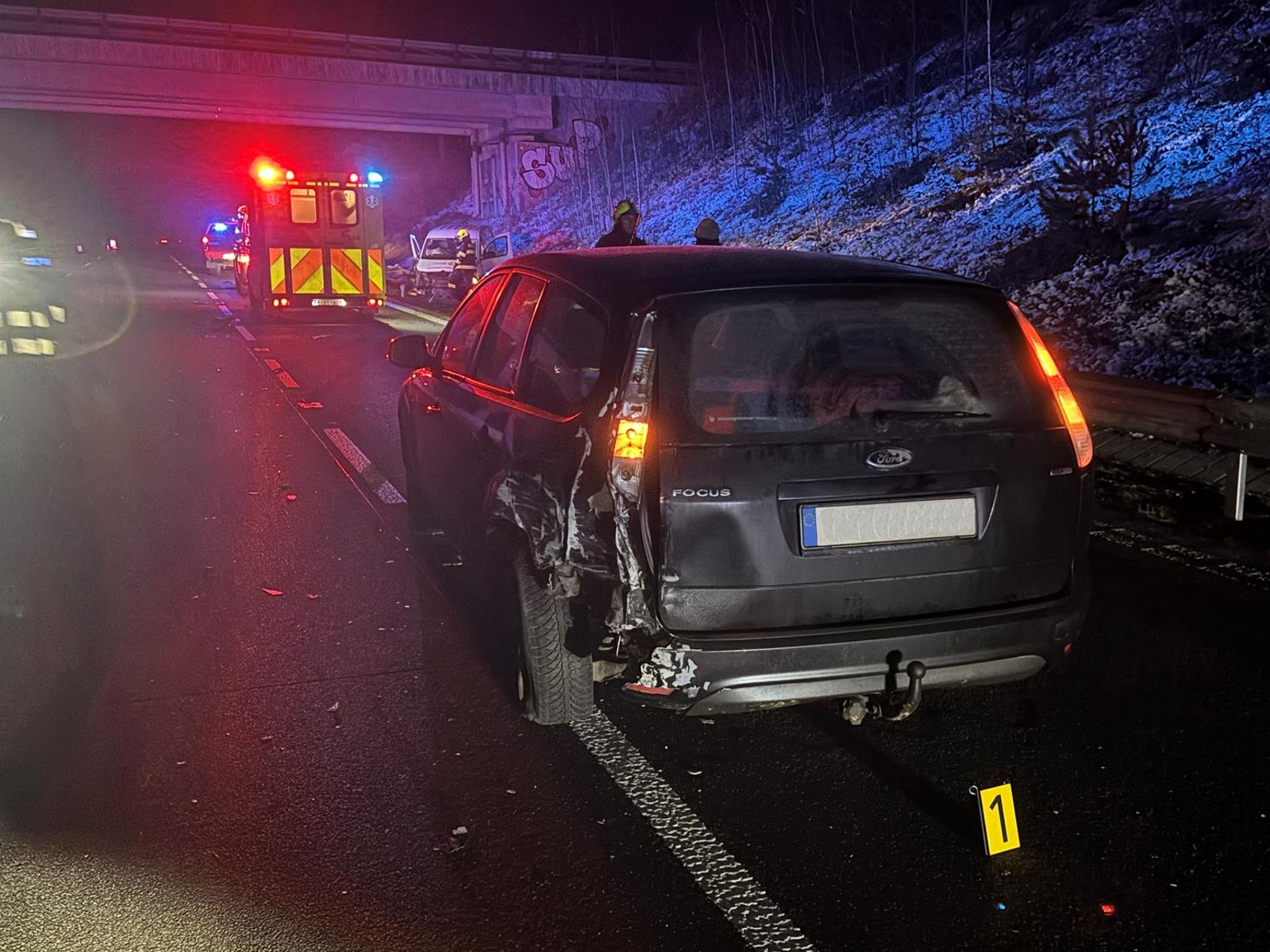 010226-Nehoda dvou vozidel před 37. kilometrem dálnice D1 u Třemošnice ve směru do Prahy.jpg