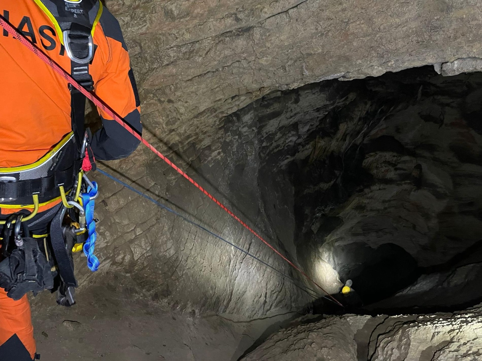 010625-Záchrana osoby z malé propasti v Barrandově jeskyni nedaleko Srbska na Berounsku.jpg