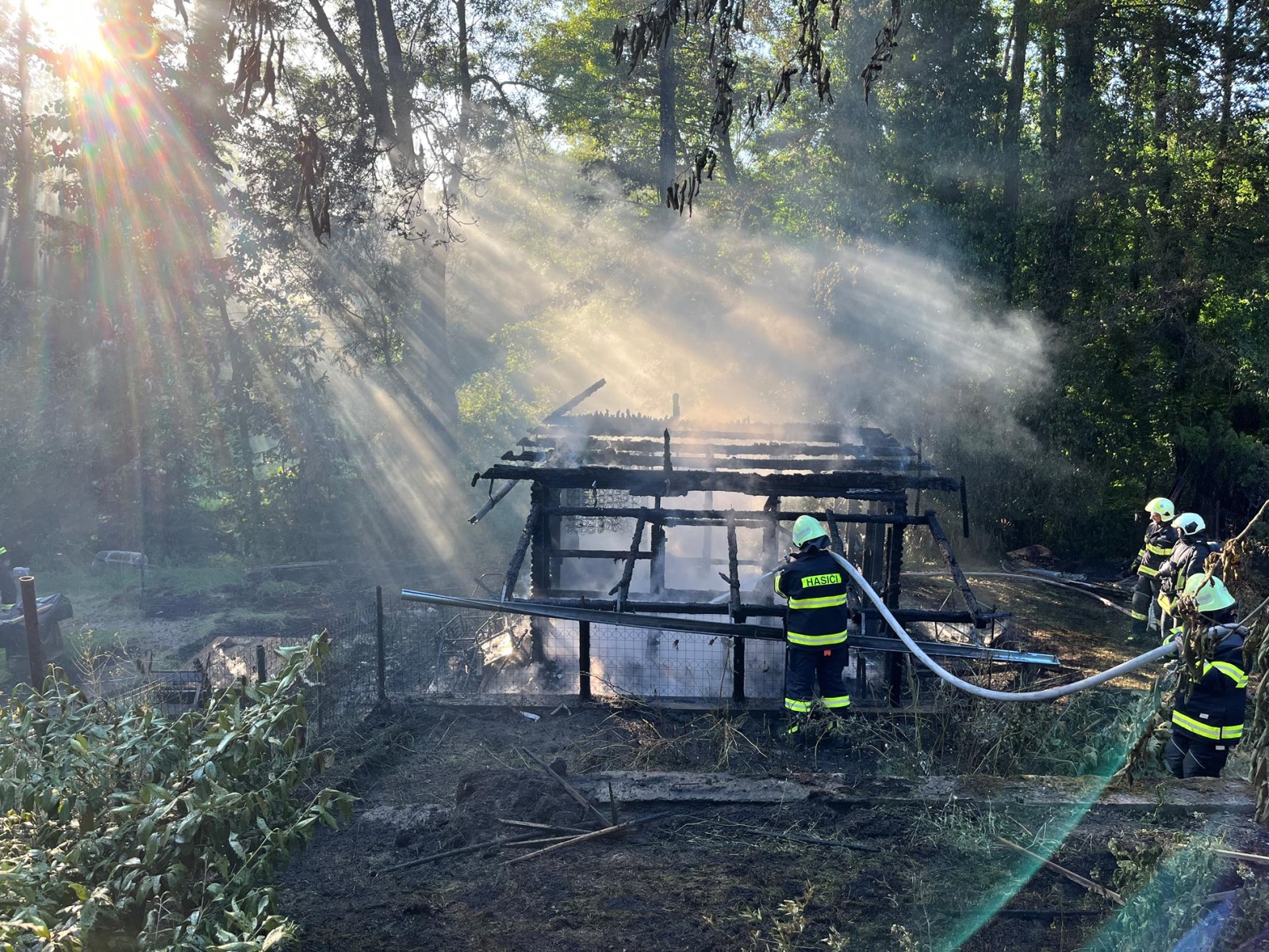 010725-Požár zahradní chatky v obci Zhoř spadající pod Krásnou Horu na Příbramsku.jpg