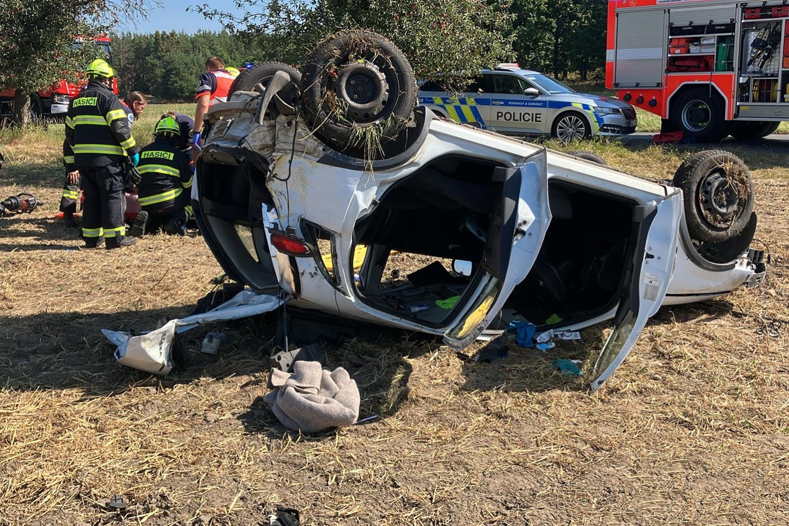 010925-Havárie osobního automobilu na vedlejší silnici mezi obcemi Němčice a Ohaře na Kolínsku.jpg