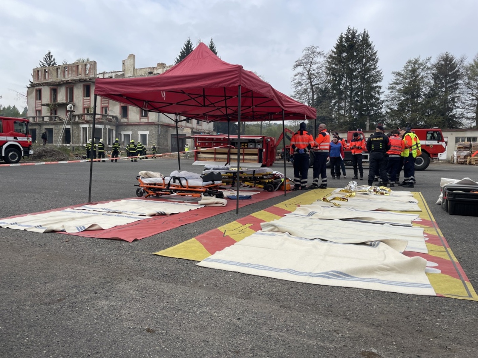 011-Cvičení složek IZS zaměřené na záchranu osob po destrukci objektu.JPG