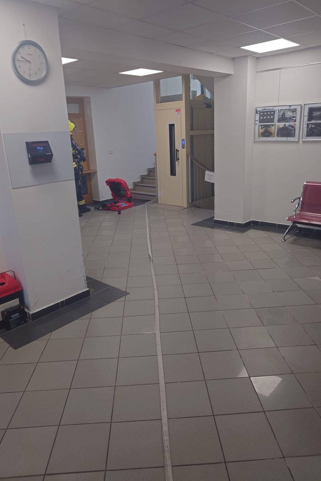 011-Cvičný požár na neratovickém městském uřadu v Kojetické ulici.jpeg