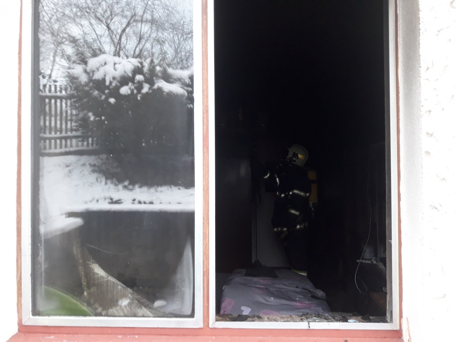 011-Hasič s dýchacím přístrojem uvnitř domu.jpg