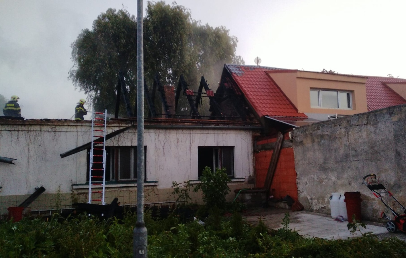 011-Noční požár rodinného domu v Šestajovicích.jpeg