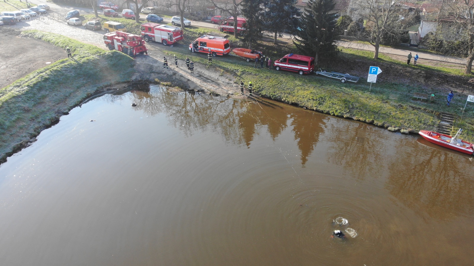 011-Osobní automobil v plavebním kanálu v Lužci nad Vltavou.JPG