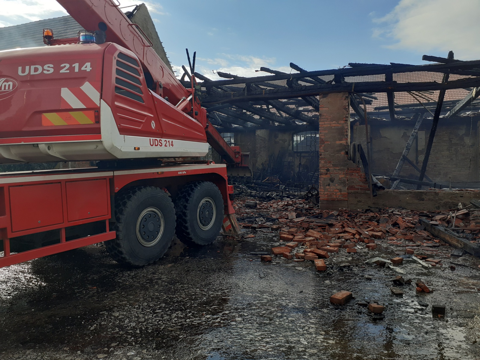 011-Požár výrobny pyrotechniky v obci Praskolesy na Berounsku.jpg