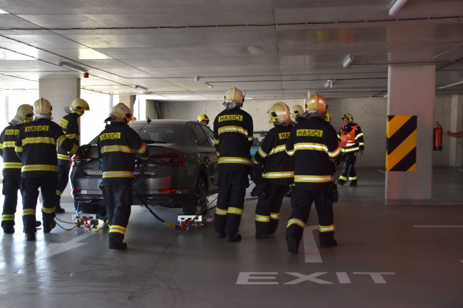 011-Prověřovací cvičení zaměřené na požár elektromobilu v příbramském parkovacím domě.jpeg