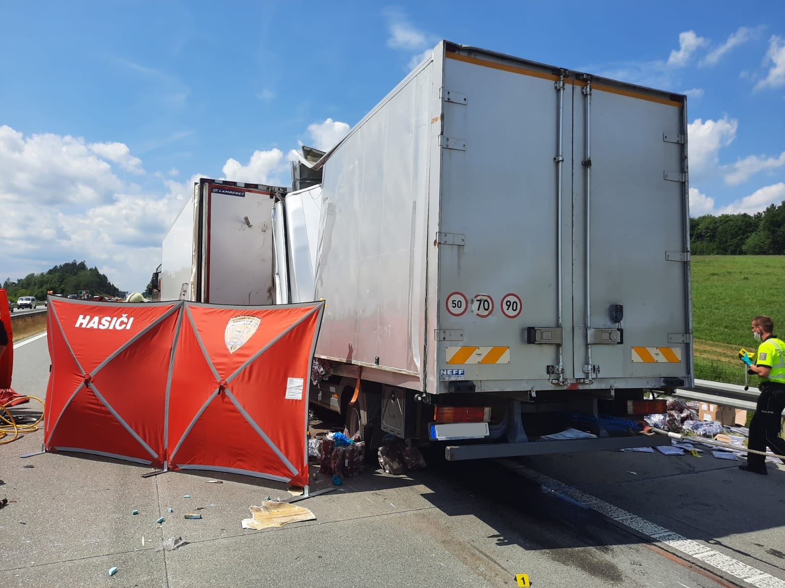 011-Tragická nehoda na brněnské dálnici u Ostředku na Benešovsku.jpg