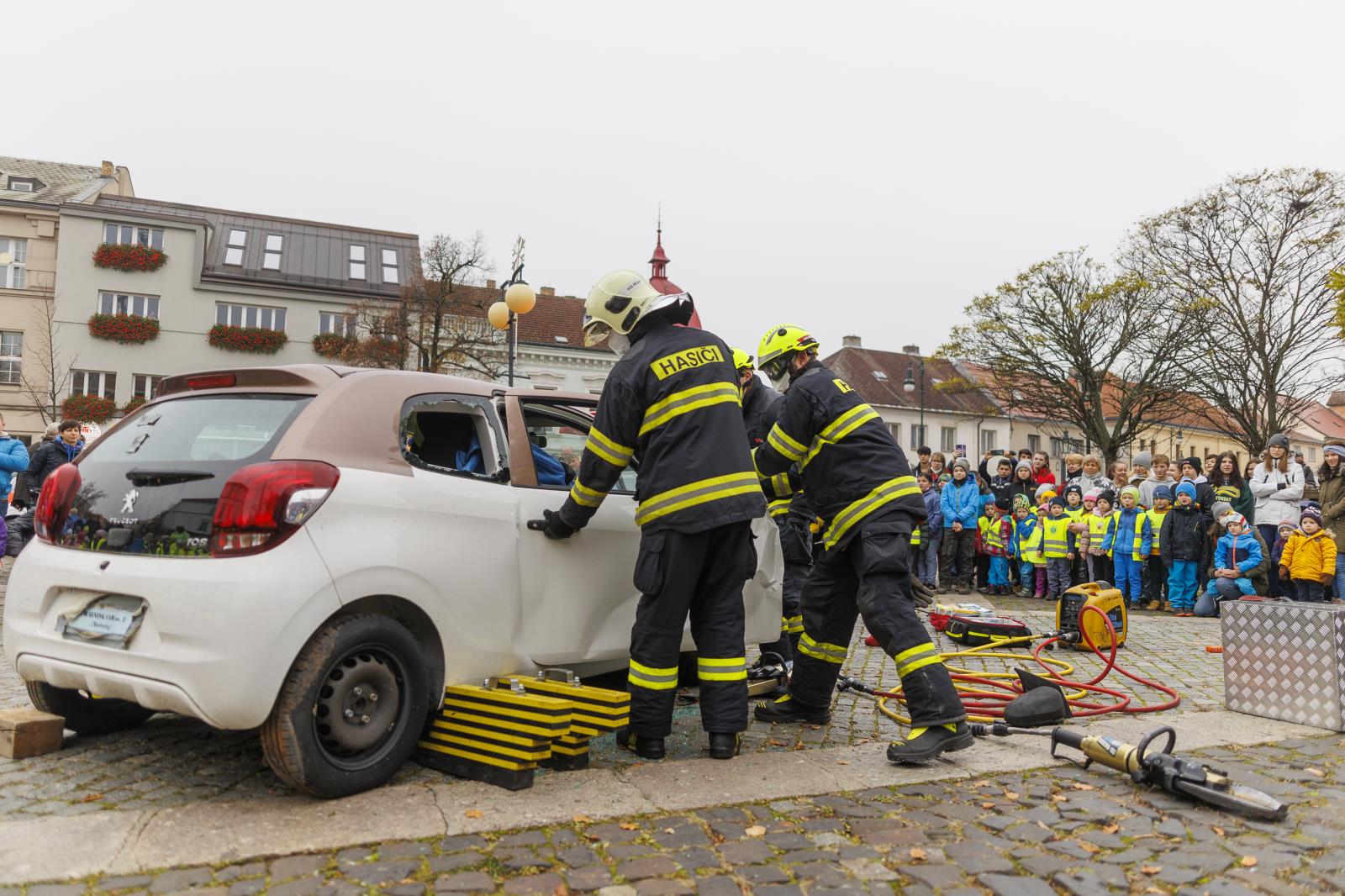 011-Ukázka vyproštění osoby z havarovaného vozidla.jpg