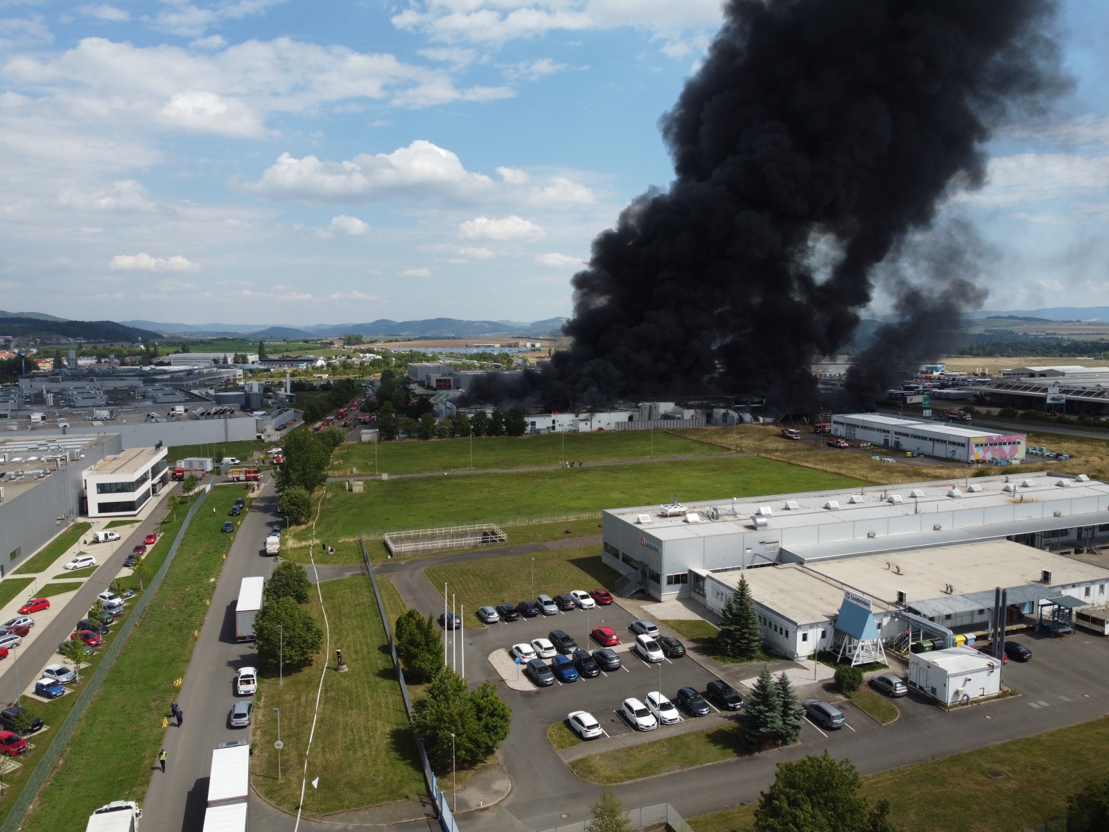 011-požár průmyslové haly Žebrák.JPG