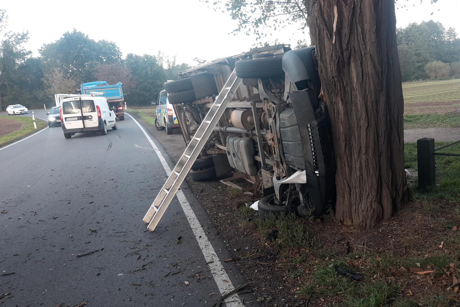 011024-Havárie malého nákladního automobilu na silnici mezi obcemi Lazsko a Milín na Příbramsku.jpg