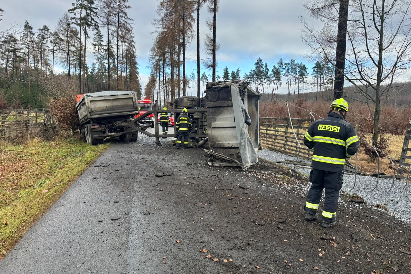 011225-Havárie nákladní soupravy v lesním úseku za Lány směrem ke Křivoklátu.jpg