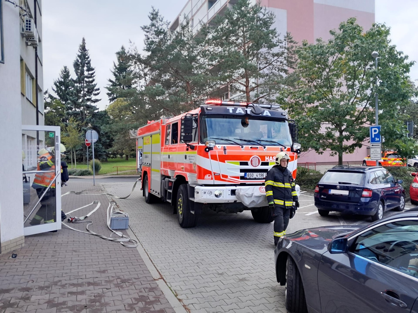 012-Cvičný požár na neratovickém městském uřadu v Kojetické ulici.jpg