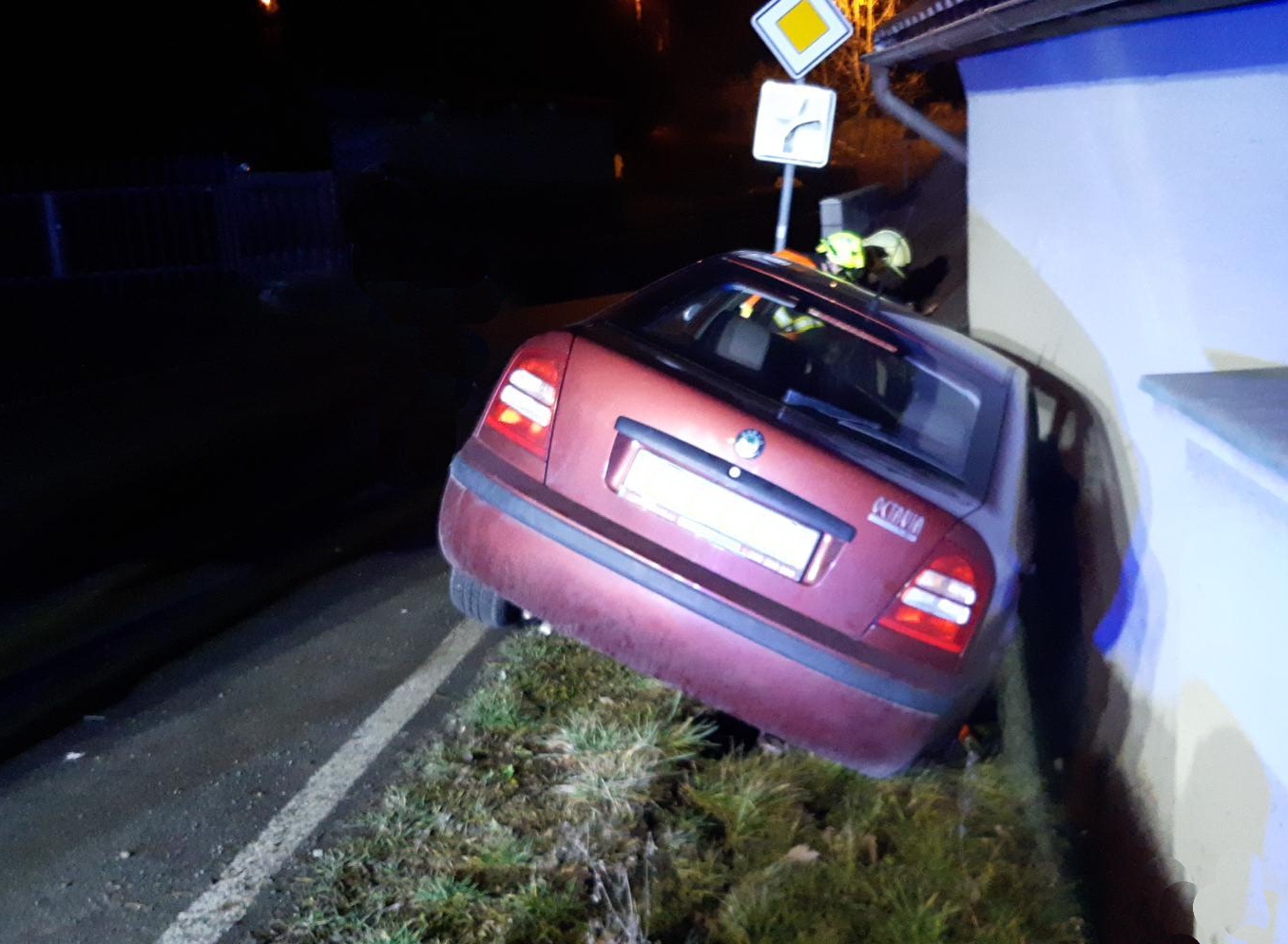 012-Havárie osobního automobilu v Davli.jpg