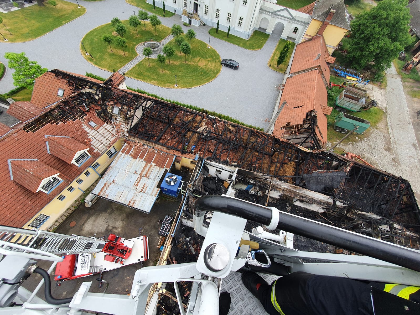 012-Pohled na požářiště z automobilového žebříku.jpg