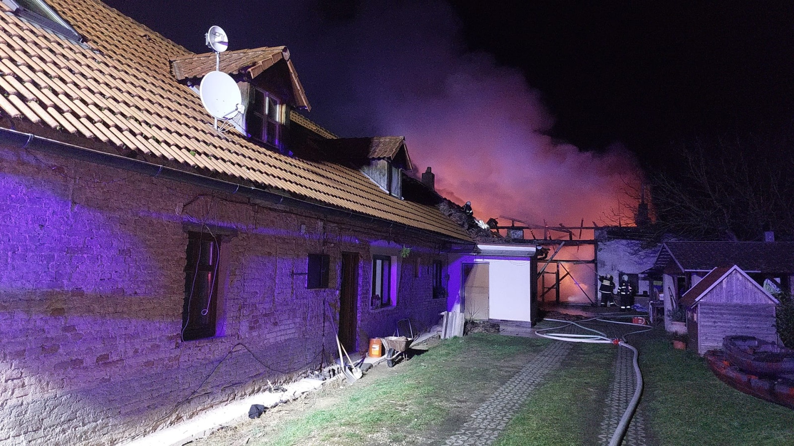 012-Požár stodoly a části domu v obci Božec na Kolínsku.jpeg