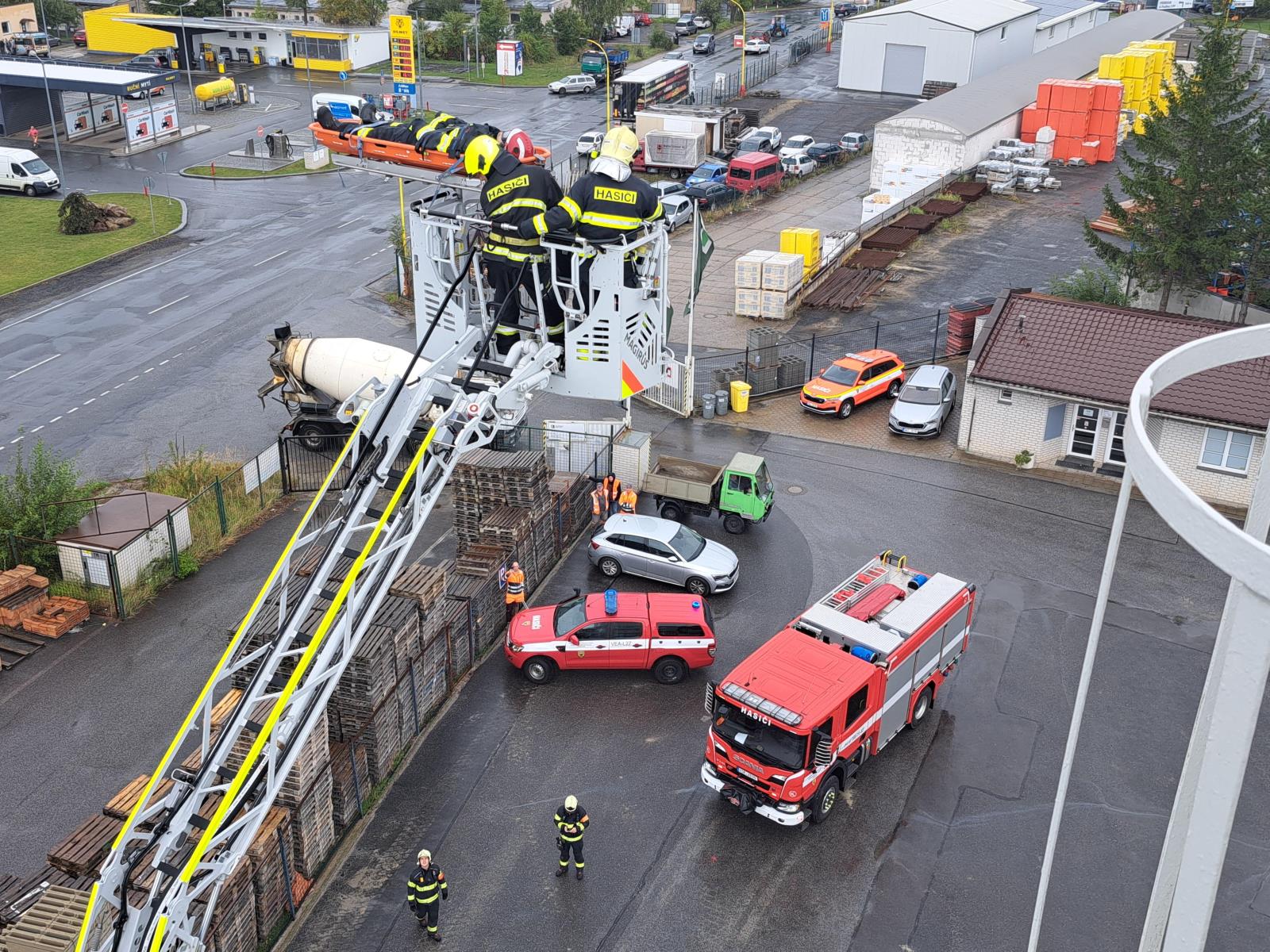 012-Prověřovací cvičení zaměřené na záchranu osoby z výšky v příbramské cementárně.jpg